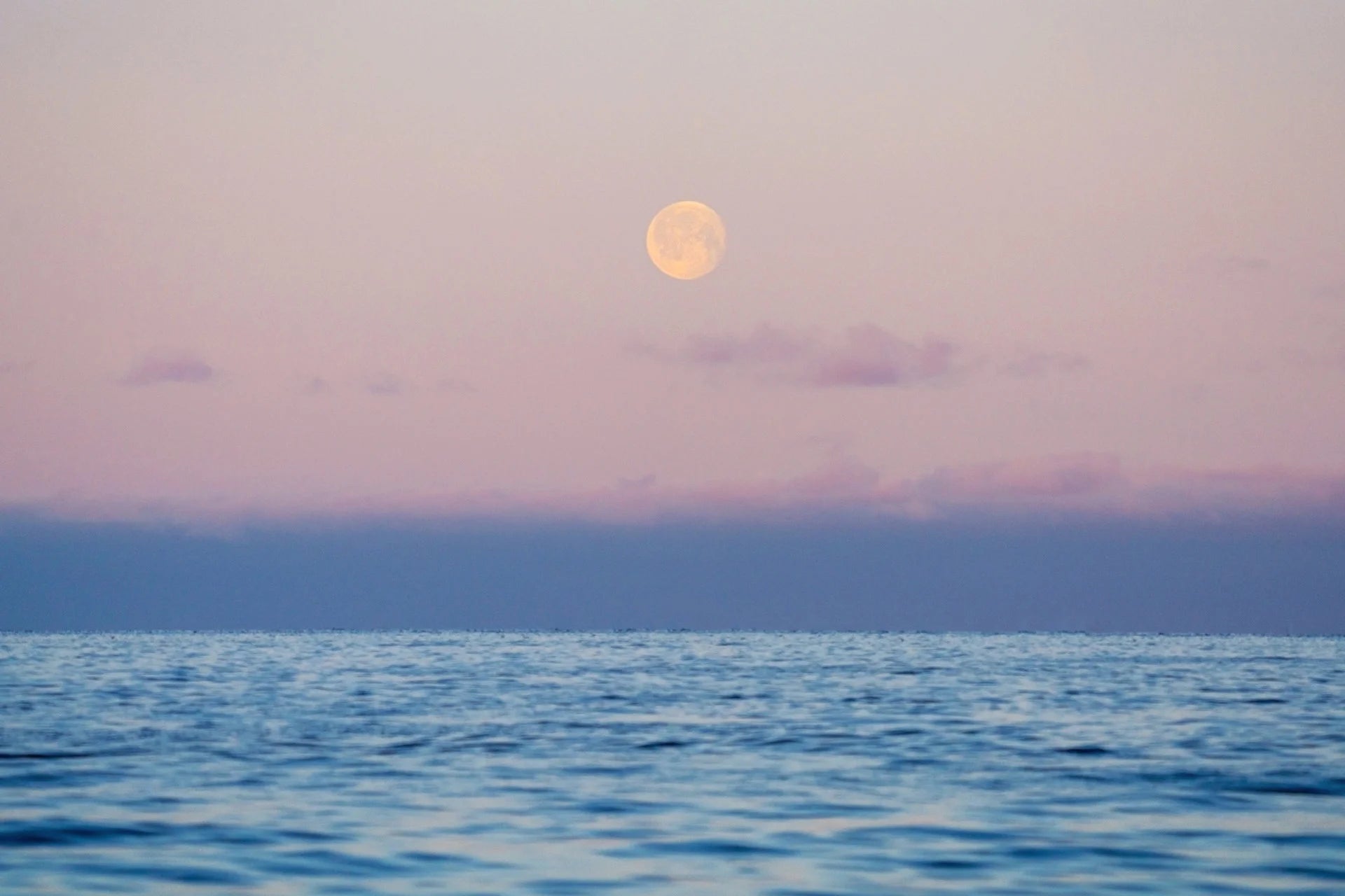 Fotografie mit dem Mond über dem Meer von Lana Tannir