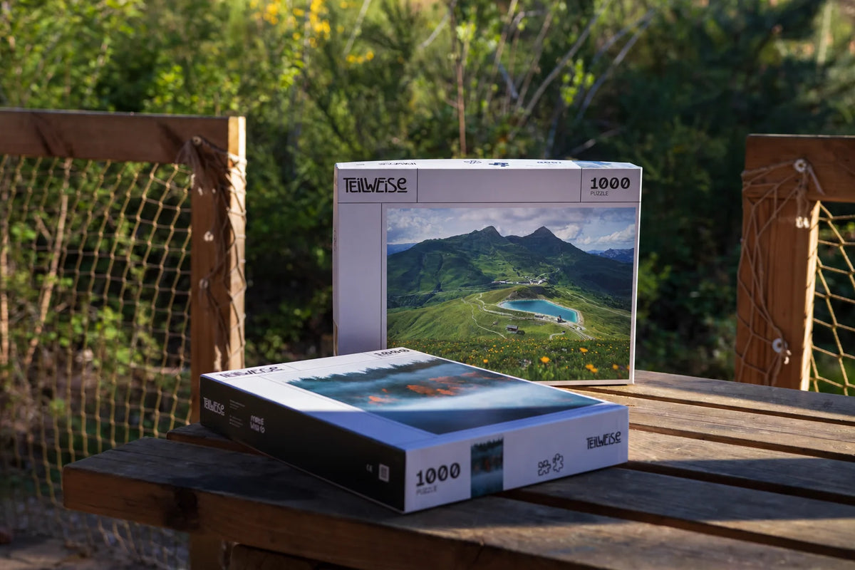 Puzzle mit einem Alpenmotiv auf einem Tisch