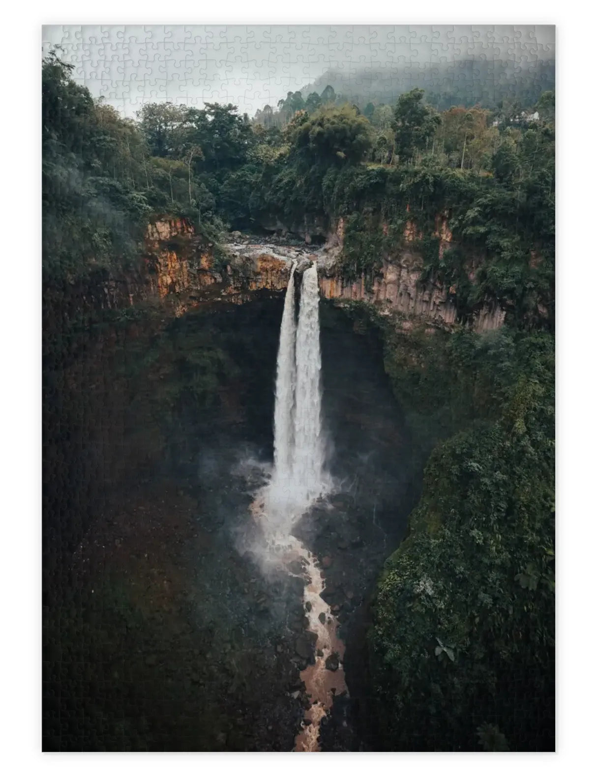 Mockup eines Puzzle eines Wasserfalls im indonesischen Dschungel