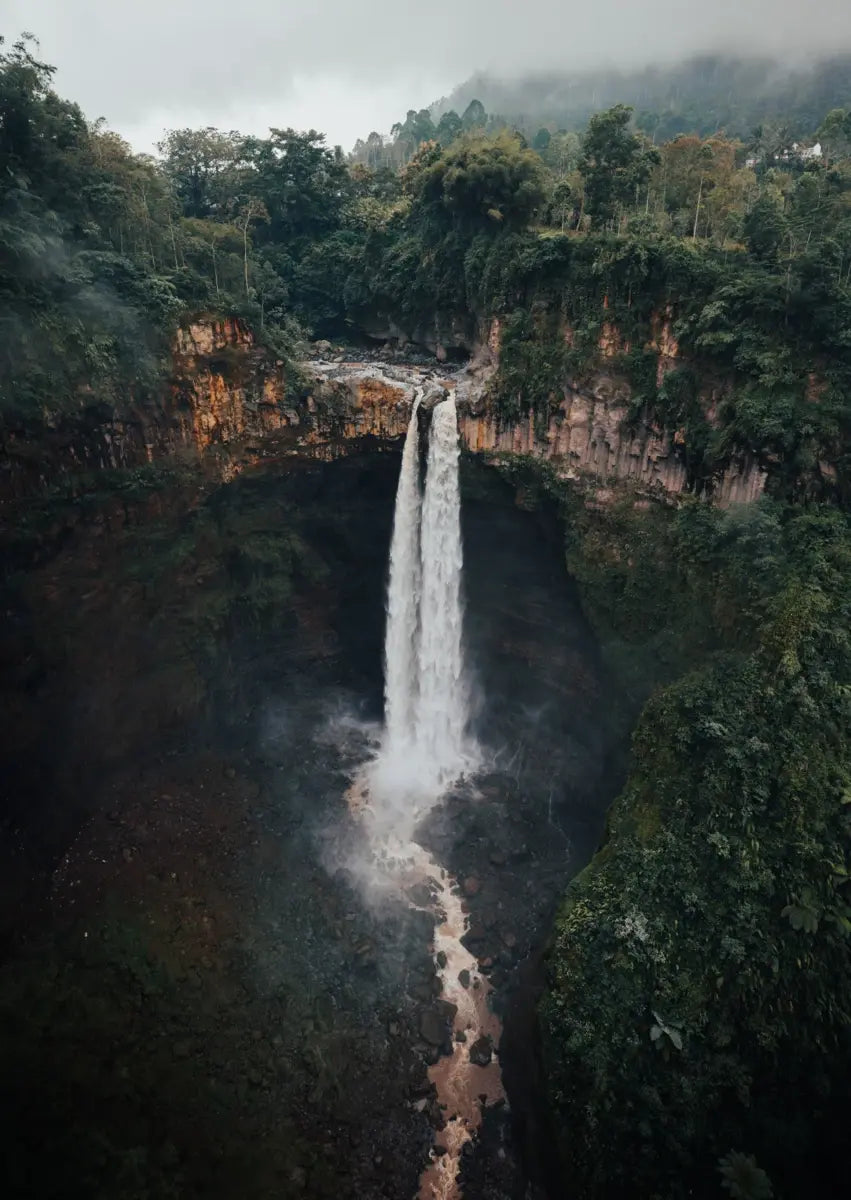 Wasserfall im indonesischen Dschungel