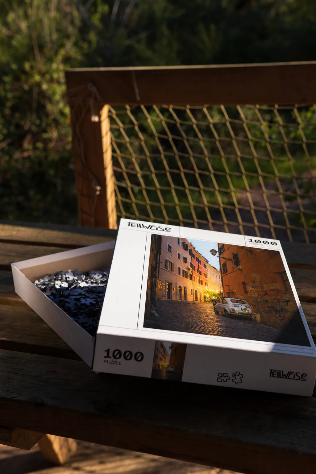 Puzzle mit einer Straße in Rom auf einem Tisch