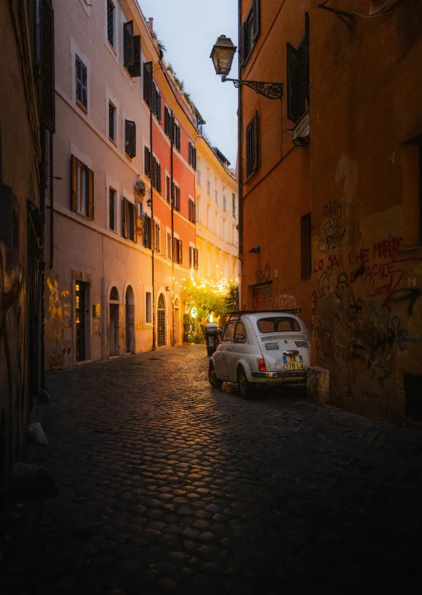 Italienische Gasse mit Oldtimer