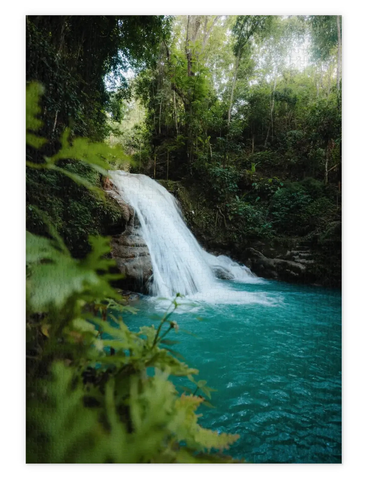 Mockup eines Puzzle eines Wasserfalls im Dschungel Jamaikas
