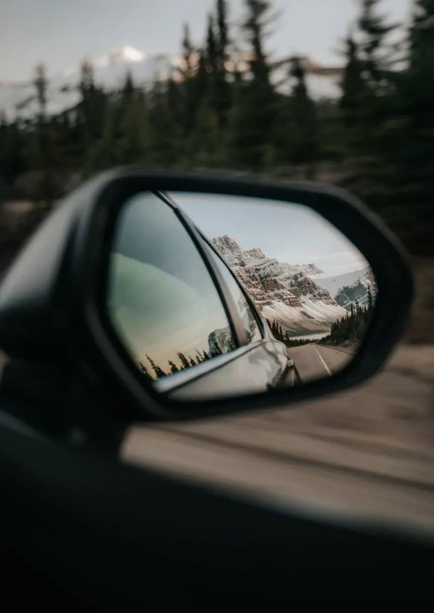 Rückspiegelblick auf kanadischer Straße