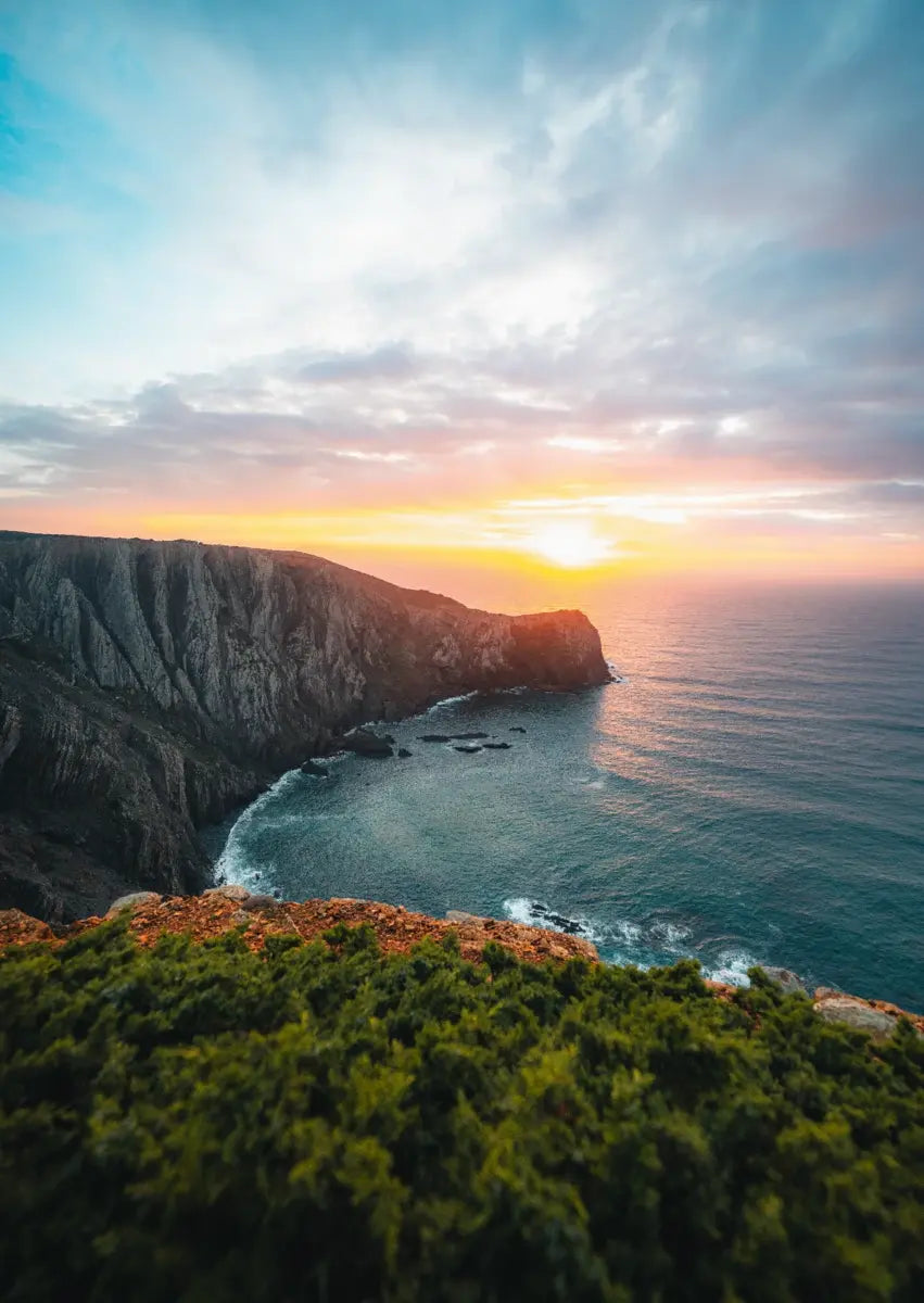 Steilküste Portugals im Abendlicht