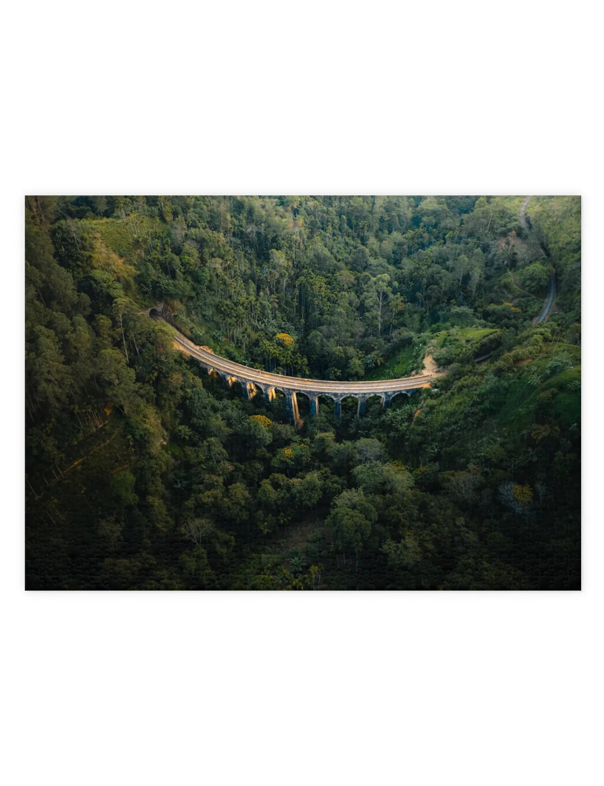 Mockup eines Puzzle einer Brücke durch den Dschungel Sri Lankas