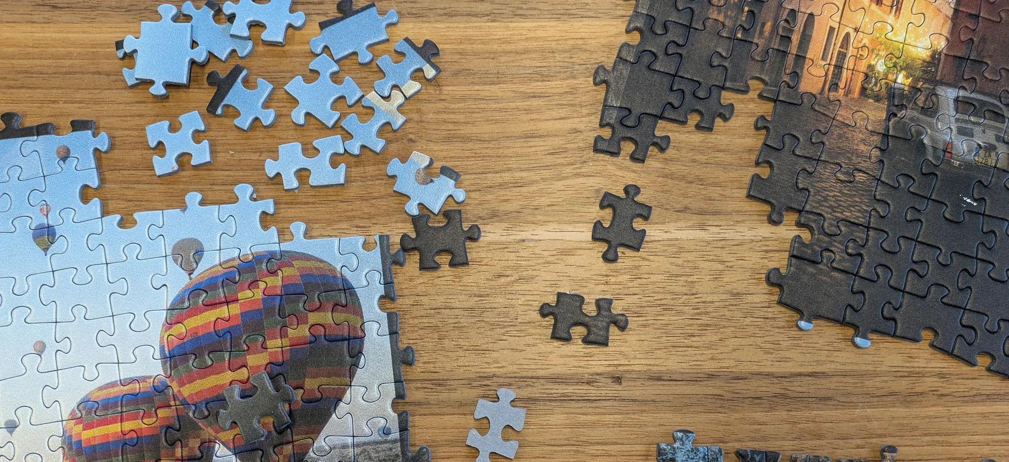 Unfertiges Puzzle auf einem Tisch