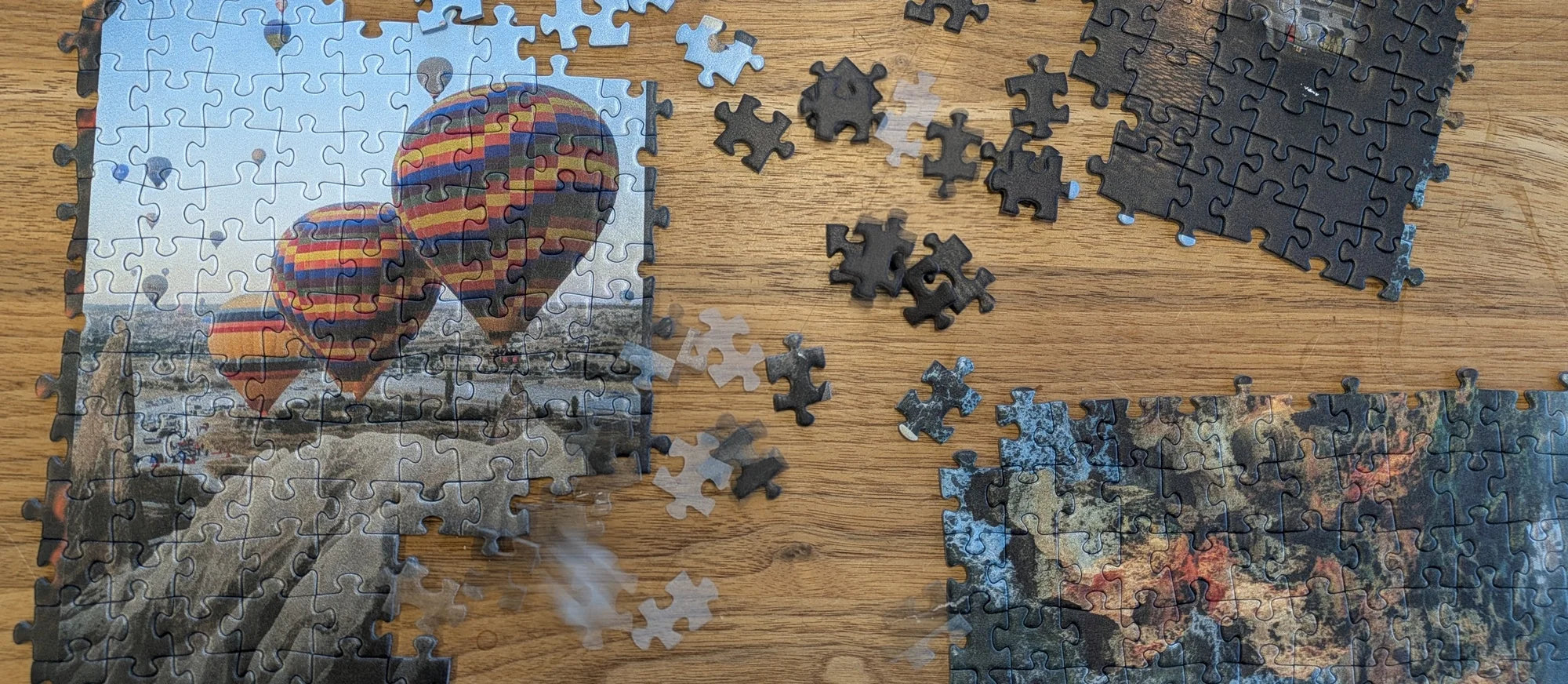 Unfertiges Puzzle auf einem Tisch